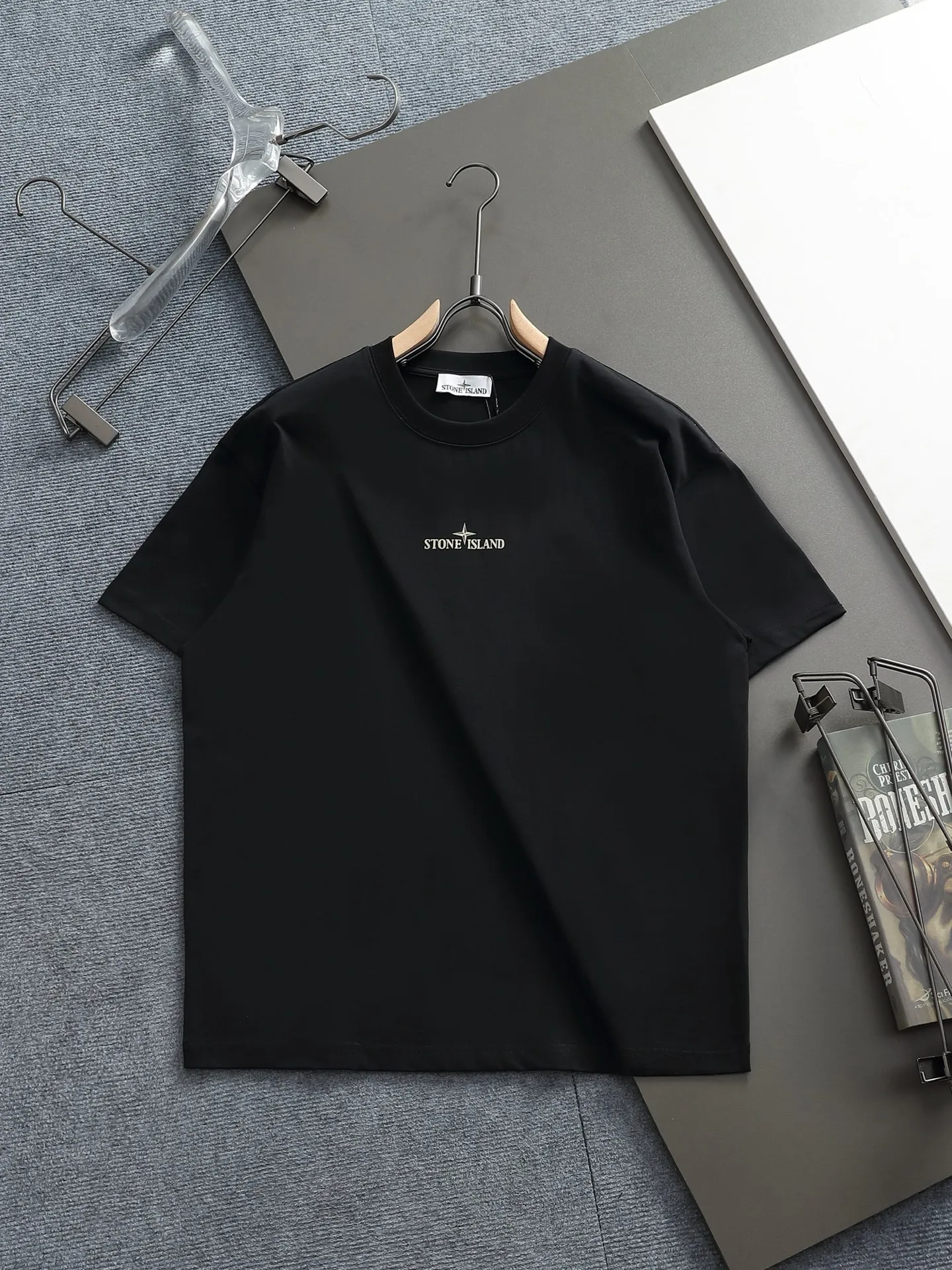 P150 Stone Island 2025FW new autumn and winter geometric print short-sleeved base T-shirt. Pure background color with the brand's iconic compass logo + geometric line printing on the back, full of cool recognition. The basic round neck version is suitable for various body shapes, the fabric is soft and breathable, and multiple colors are available. Suitable for daily outings and casual wear, easy to wear on the street. Color: black and white Size: XSSML